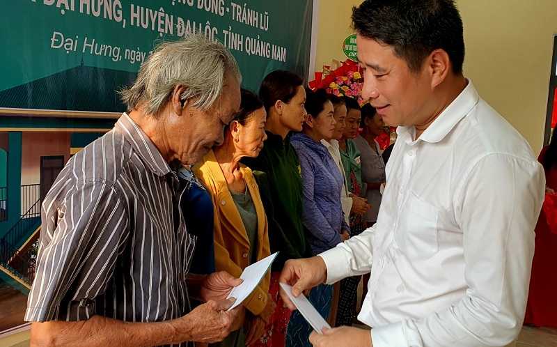 Phó Tổng giám đốc Trần Phương trao quà tặng hộ dân nghèo thôn Trúc Hà, xã Đại Hưng, Đại Lộc, Quảng Nam
