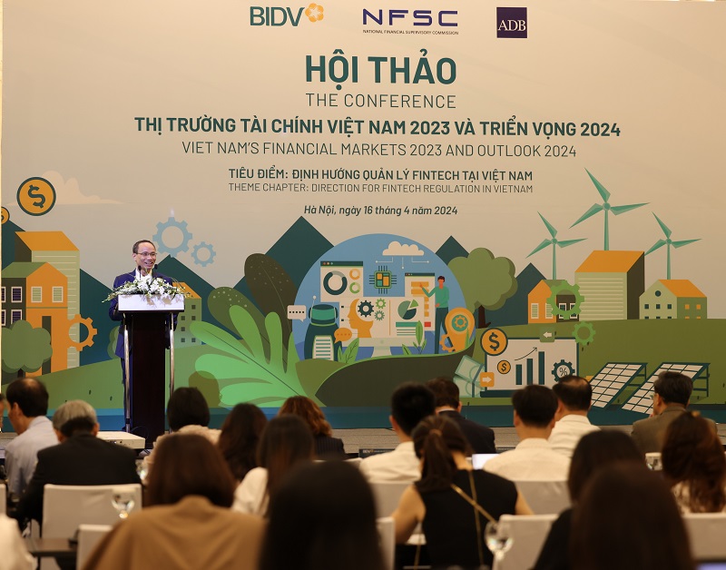 TS. Cấn Văn Lực - Chuyên gia Kinh tế trưởng BIDV, Giám đốc Viện Đào tạo và Nghiên cứu BIDV - trình bày tóm tắt báo cáo “Thị trường tài chính Việt Nam năm 2023 và triển vọng năm 2024”