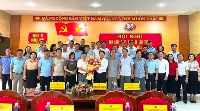 Chấp hành Đảng bộ huyện Quảng Ninh tặng hoa chúc mừng tân Bí thư Phạm Trung Đông.