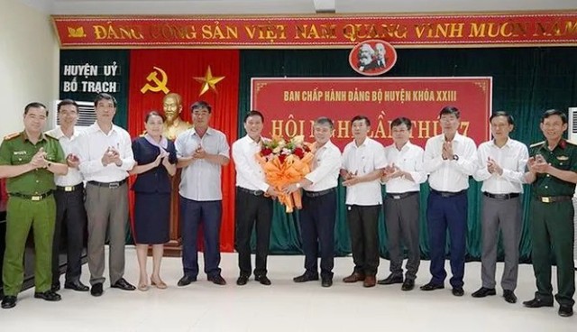 Ban Thường vụ Huyện ủy Bố Trạch tặng hoa chúc mừng tân Bí thư huyện Nguyễn Ngọc Tuấn.