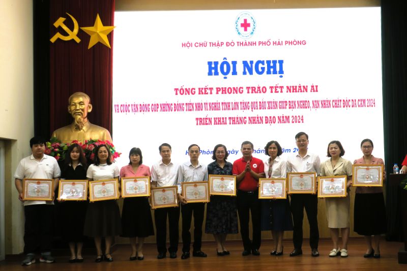 Hội Chữ thập đỏ thành phố trao giấy ghi nhận tấm lòng vàng cho các đơn vị ủng hộ.