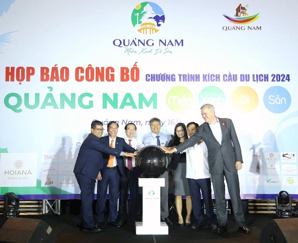 Các đại biểu thực hiện nghi thức bấm nút công bố chương trình kích cầu thu hút khách du lịch 2024 của Quảng Nam.