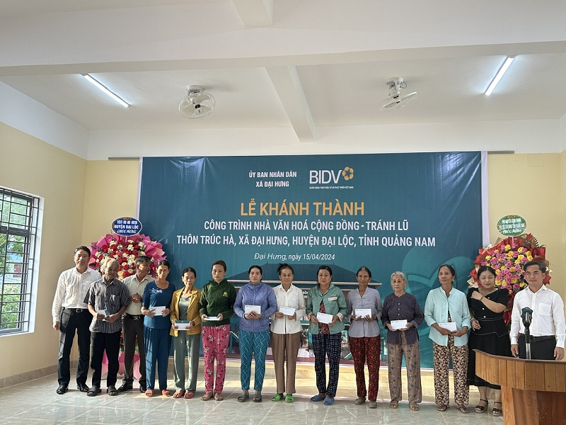 BIDV tặng quà 10 gia đình khó khăn thôn Trúc Hà