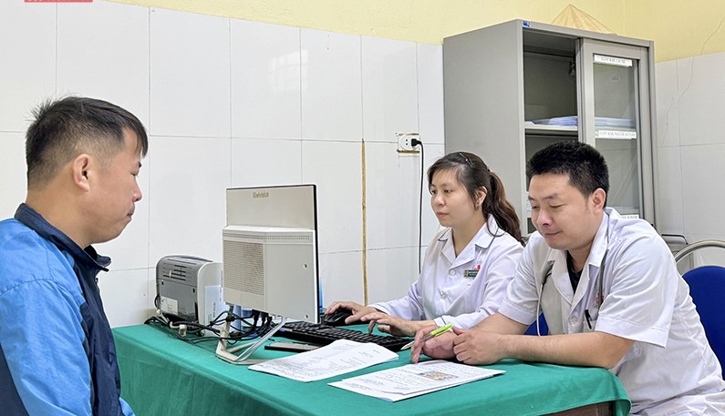 Người dân khám sức khỏe phục vụ việc đổi GPXL tại Bệnh viện Đa khoa huyện Triệu Sơn.