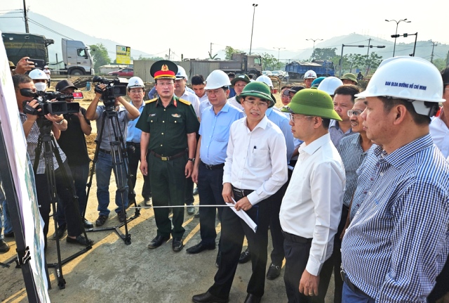 Bí thư Thành ủy Nguyễn Văn Quảng nghe các đơn vị báo cáo tiến độ dự án.