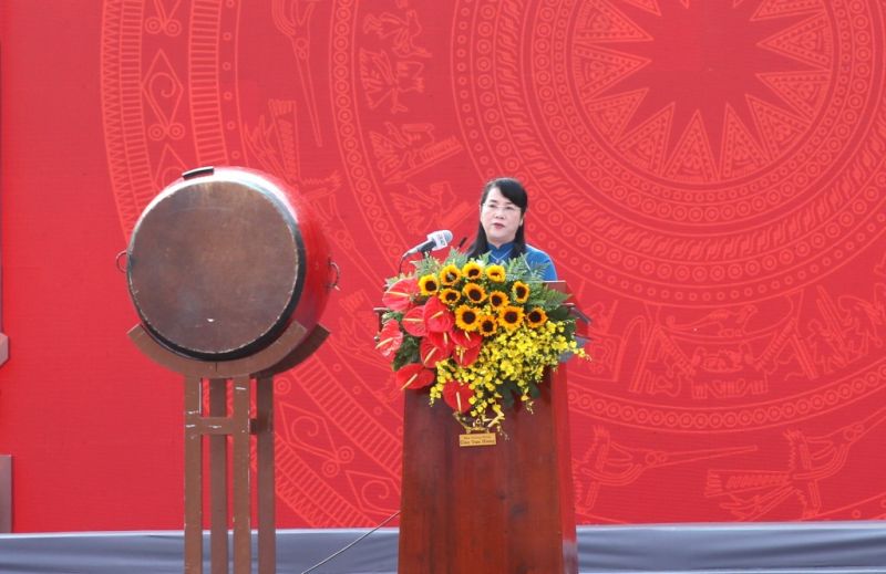 Bà Trần Kim Yến, Chủ tịch Ủy ban MTTQ Việt Nam TPHCM đọc diễn văn ghi nhớ công ơn các Vua Hùng - Ảnh: VGP/Lê Anh