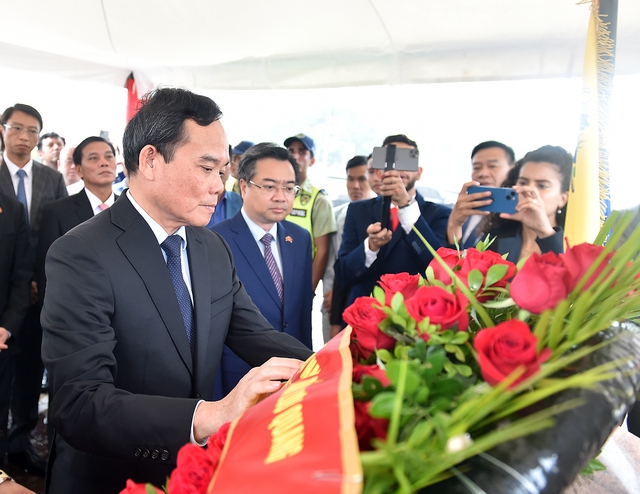 Phó Thủ tướng Trần Lưu Quang dâng hoa tưởng nhớ Chủ tịch Hồ Chí Minh tại Tượng đài Hồ Chí Minh trên Đại lộ Simón Bolívar ở Thủ đô Caracas - Ảnh: VGP/Hải Minh