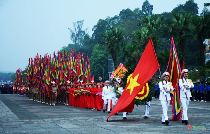 Đoàn nghi lễ khởi hành từ sân trung tâm lễ hội.