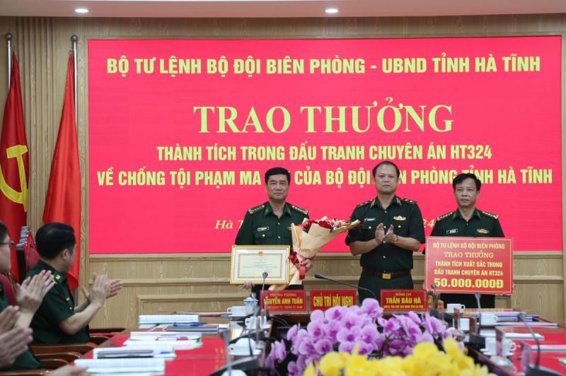 Trung tướng Nguyễn Anh Tuấn trao Bằng khen và tiền thưởng cho Ban Chuyên án HT 324