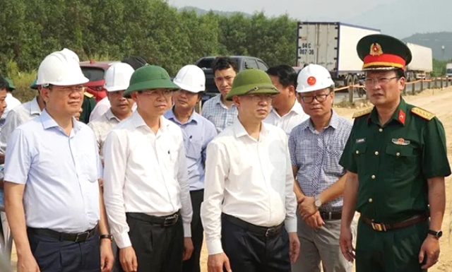 Bí thư Thành ủy Nguyễn Văn Quảng (thứ 3, bên phải sang) kiểm tra thực tế dự án