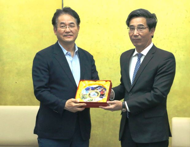 Phó Chủ tịch UBND thành phố Trần Chí Cường (bên phải) tặng quà lưu niệm đến Thị trưởng Lee Dong Hwan