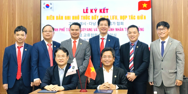 Đại diện Hội Doanh nhân trẻ Đà Nẵng và thành phố Goyang ký biên bản ghi nhớ hợp tác.