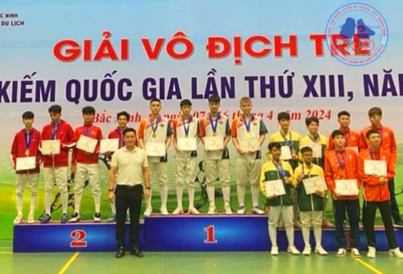 Các VĐV Quảng Ninh (bục số 1) giành HCV ở nội dung đồng đội nam kiếm liễu.