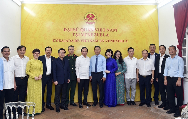 Phó Thủ tướng Trần Lưu Quang tới thăm, nói chuyện thân mật với cán bộ, nhân viên Đại sứ quán Việt Nam tại Venezuela - Ảnh: VGP/Hải Minh