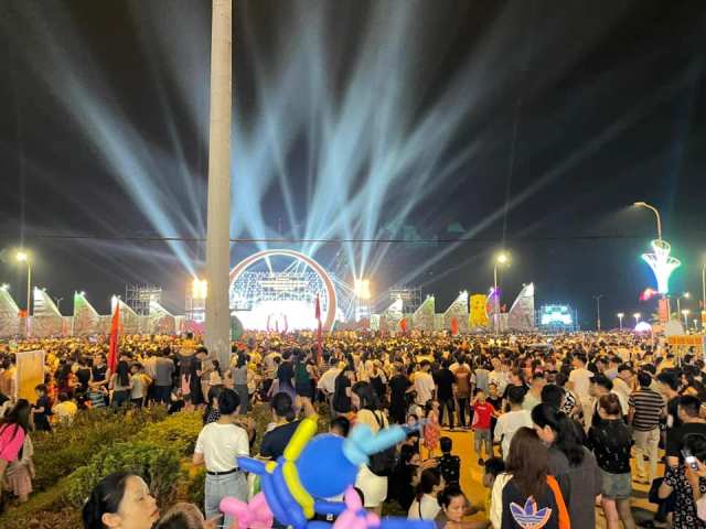 Hàng chục nghìn du khách và người dân địa phương đã về tham dự.