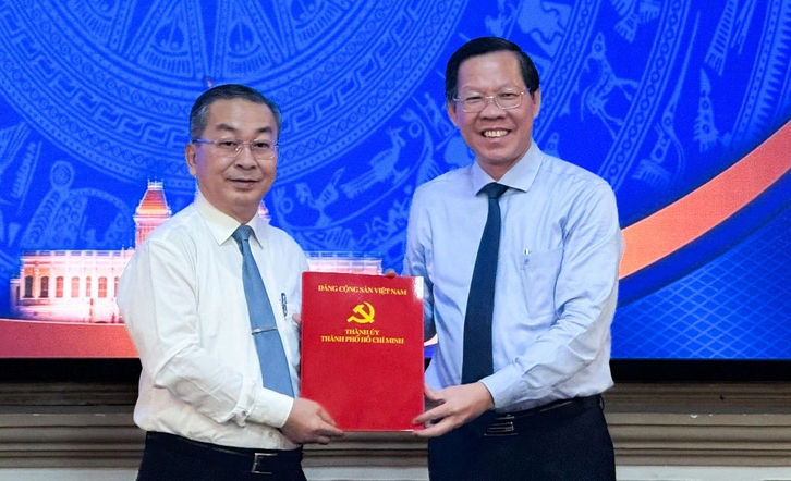Chủ tịch UBND TP. Hồ Chí Minh Phan Văn Mãi trao quyết định cho ông Võ Ngọc Quốc Thuận