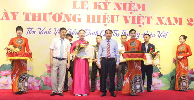 Lãnh đạo Hiệp hội VATAP trao Bằng khencho đại diện các doanh nghiệp