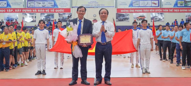 Ông Huỳnh Quang Nhung - Phó Tổng Giám đốc phụ trách Kinh doanh THACO INDUSTRIES nhận hoa và kỷ niệm chương từ đại diện Đại học Đà Nẵng