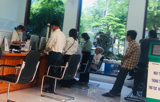 Người dân giao dịch tại Trung tâm Phục vụ hành chính công TP Quy Nhơn. Ảnh: V.H