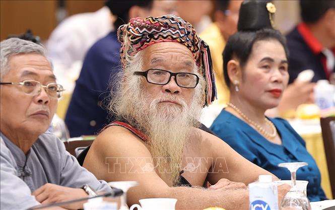 Các đại biểu già làng, trưởng bản, nghệ nhân và người có uy tín tiêu biểu tham dự buổi gặp. Ảnh: Dương Giang/TTXVN
