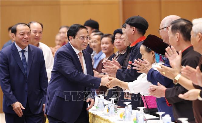 Thủ tướng Phạm Minh Chính với già làng, trưởng bản, nghệ nhân và người có uy tín tiêu biểu. Ảnh: Dương Giang/TTXVN