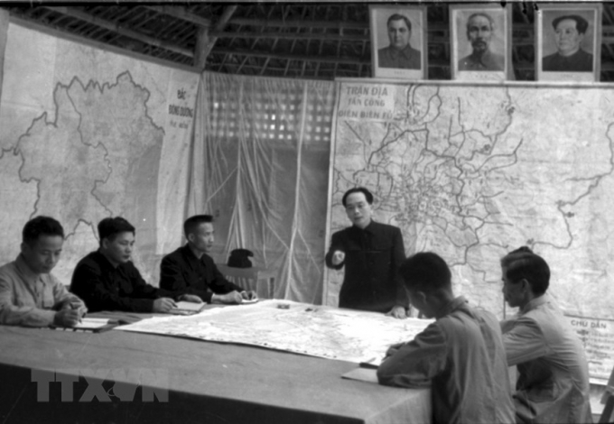 Đại tướng Võ Nguyên Giáp và Bộ Tổng tham mưu Quân đội nhân dân Việt Nam nghiên cứu kế hoạch tác chiến Chiến dịch Điên Biên Phủ. (Ảnh: Tư liệu TTXVN)