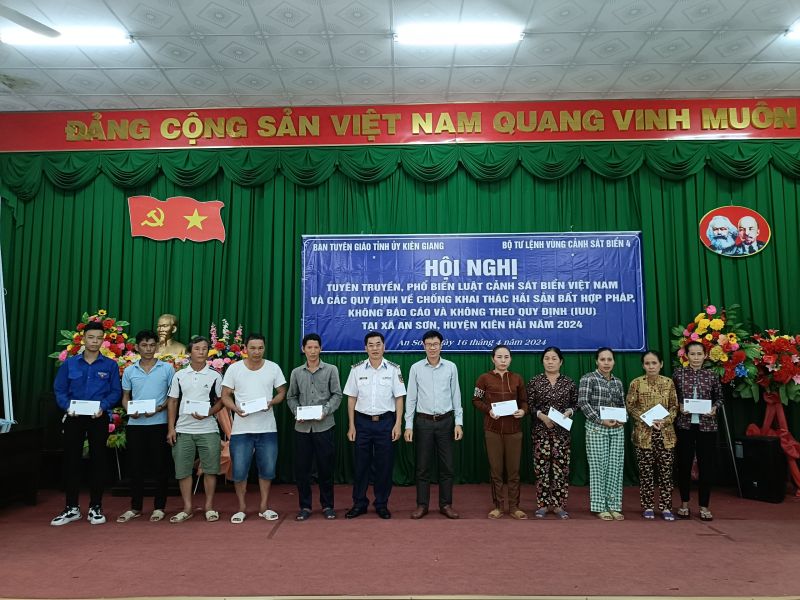 Đoàn công tác tặng quà cho các gia đình chính sách, ngư dân có hoàn cảnh khó khăn tại xã An Sơn, huyện Kiên Hải