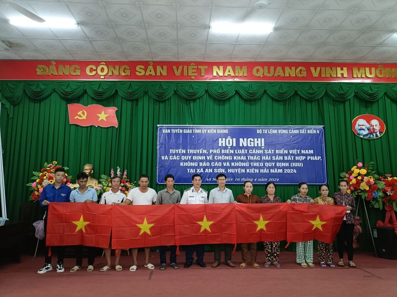 Đoàn công tác tặng quà, cờ Tổ quốc cho các gia đình chính sách, ngư dân có hoàn cảnh khó khăn tại xã An Sơn, huyện Kiên Hải