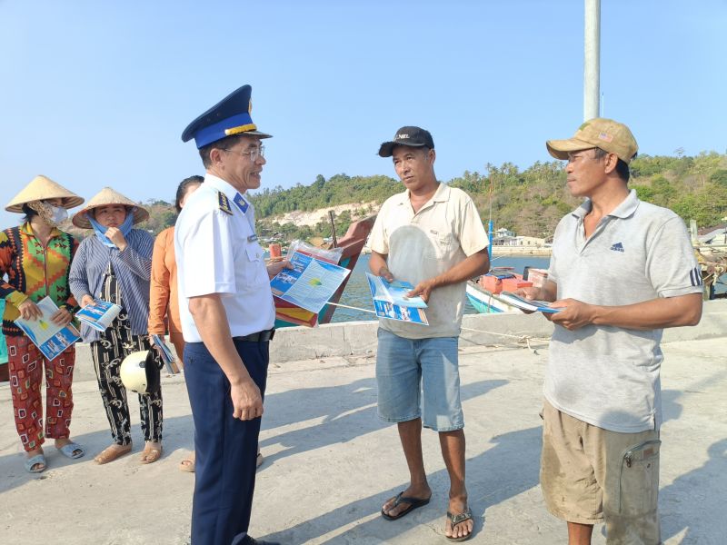 Tuyên truyền, phổ biến pháp luật cho bà con ngư dân xã Nam Du, huyện Kiên Hải.