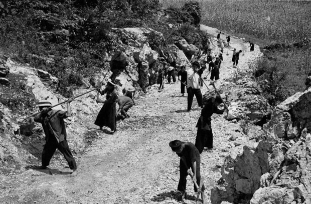 Dân công và thanh niên xung phong các dân tộc Tây Bắc sửa đường trên đèo Lũng Lô. Ảnh tư liệu