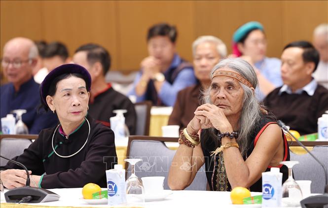 Các đại biểu già làng, trưởng bản, nghệ nhân và người có uy tín tiêu biểu tham dự buổi gặp. Ảnh: Dương Giang/TTXVN