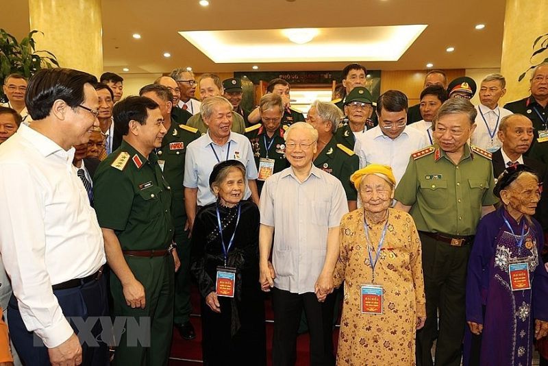 Tổng Bí thư Nguyễn Phú Trọng cùng các đại biểu với người có công tiêu biểu toàn quốc. (Ảnh: Trí Dũng)