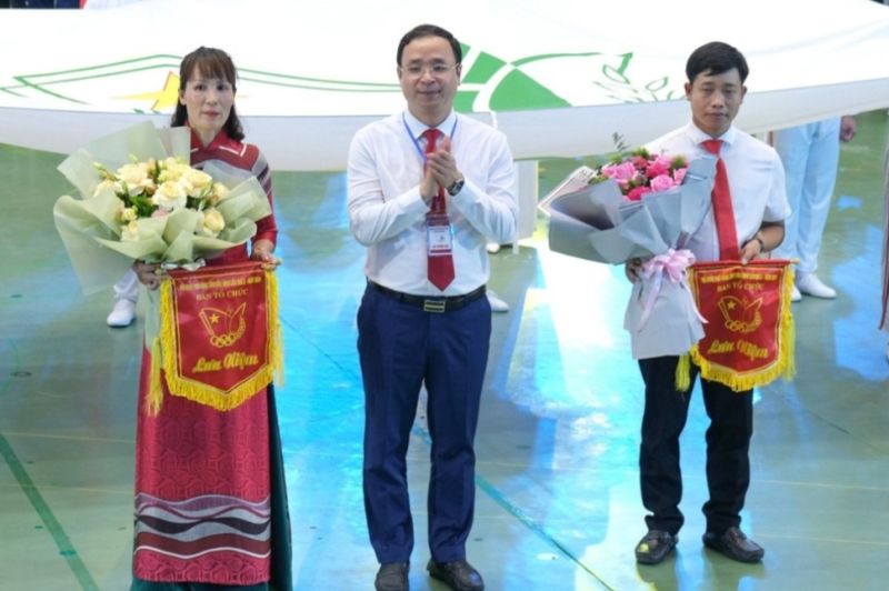 Giám đốc Sở GD&ĐT Bắc Ninh Nguyễn Thế Sơn tặng hoa và cờ lưu niệm cho các đoàn tham gia Hội khỏe.