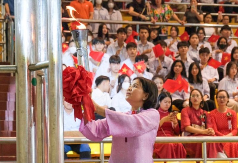 Bà Nguyễn Hương Giang - Chủ tịch UBND tỉnh Bắc Ninh dự và thắp sáng ngọn đuốc truyền thống Hội khỏe Phù Đổng tỉnh Bắc Ninh.