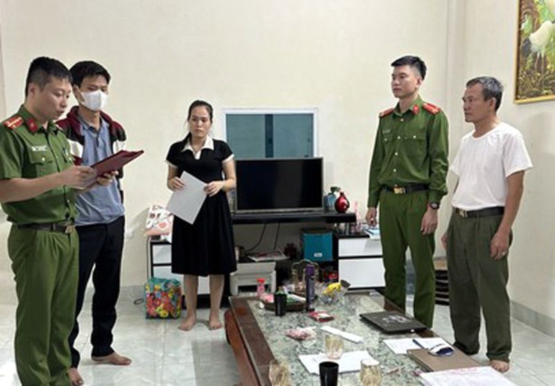 Cơ quan công an thực hiện lệnh bắt bị can đối với ông Nguyễn Văn Hà. Ảnh: CA