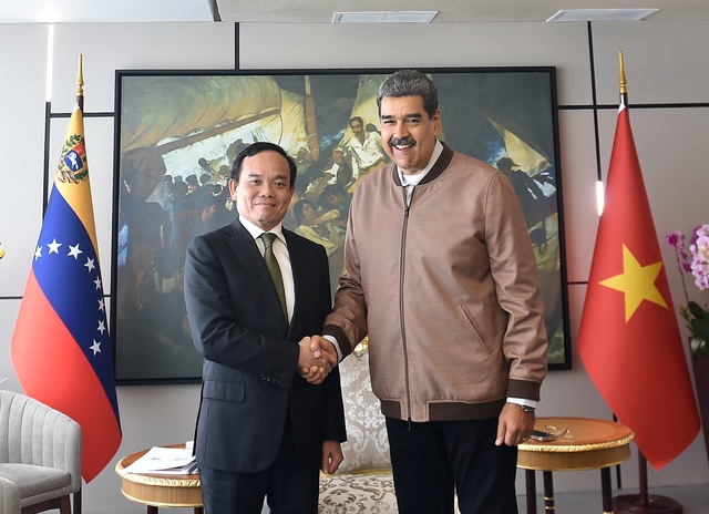 Tổng thống Venezuela Nicolás Maduro chào mừng Phó Thủ tướng Trần Lưu Quang tới thăm Venezuela; bày tỏ ấn tượng về những thành tựu phát triển về mọi mặt của Việt Nam trong những năm qua, trở thành hình mẫu cho nhiều nước trên thế giới trong đó có Venezuela - Ảnh: VGP/Hải Minh