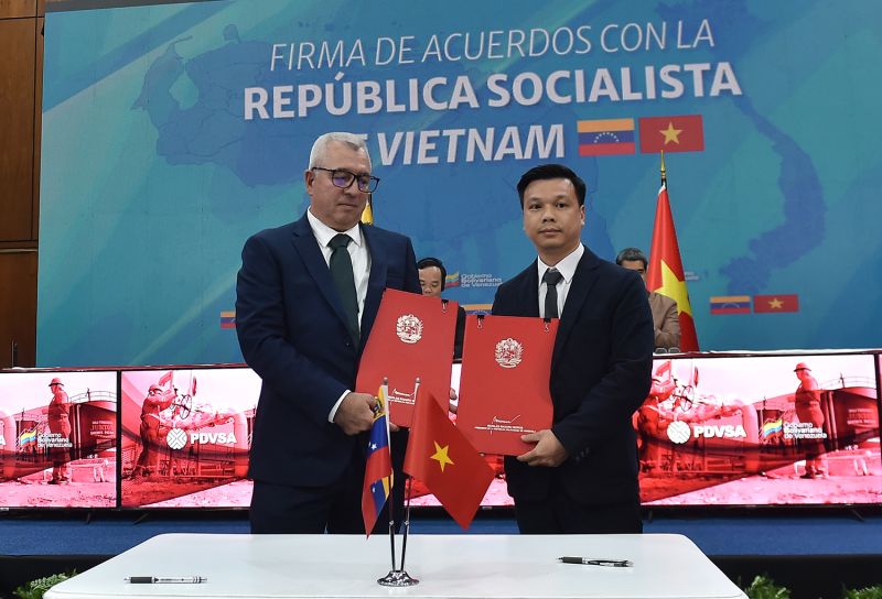 Lễ ký kết 5 văn kiện hợp tác giữa các bộ, ngành và doanh nghiệp hai nước. Ảnh VGP/Hải Minh