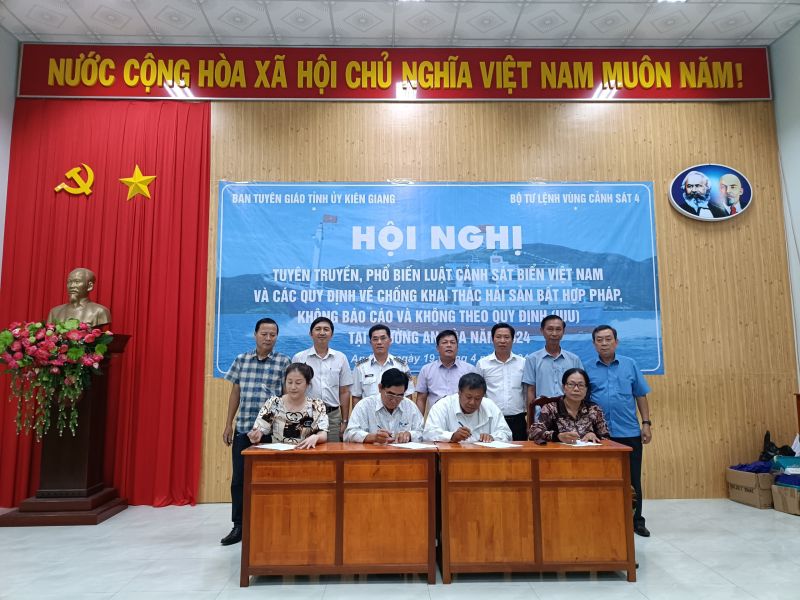 Tổ chức cho các chủ phương tiện, thuyền trưởng ký cam kết không vi phạm khai thác IUU tại phường An Hòa, thành phố Rạch Giá