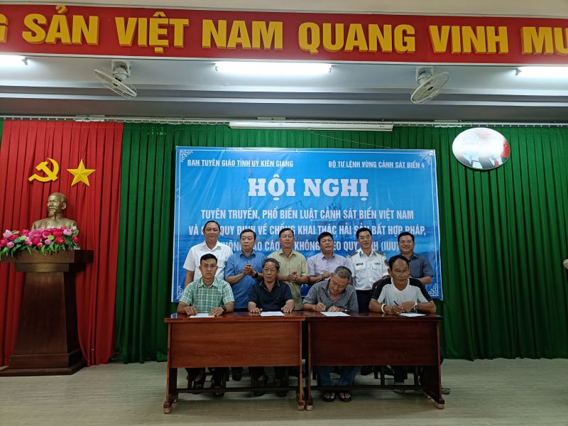 Tổ chức cho các chủ phương tiện, thuyền trưởng ký cam kết không vi phạm khai thác IUU tại phường Vĩnh Thanh Vân, thành phố Rạch Giá