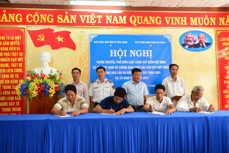 Tổ chức cho các chủ phương tiện, thuyền trưởng ký cam kết không vi phạm khai thác IUU tại xã Nam Thái, huyện An Biên