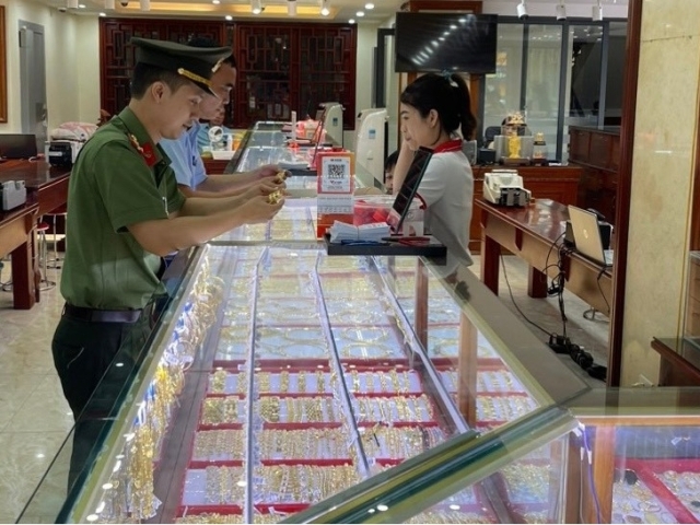 Đội QLTT số 11 đang trình Cục QLTT tỉnh Nghệ An ra quyết định xử phạt 85 triệu đồng đối với doanh nghiệp kinh doanh vàng giả mạo nhãn hiệu.