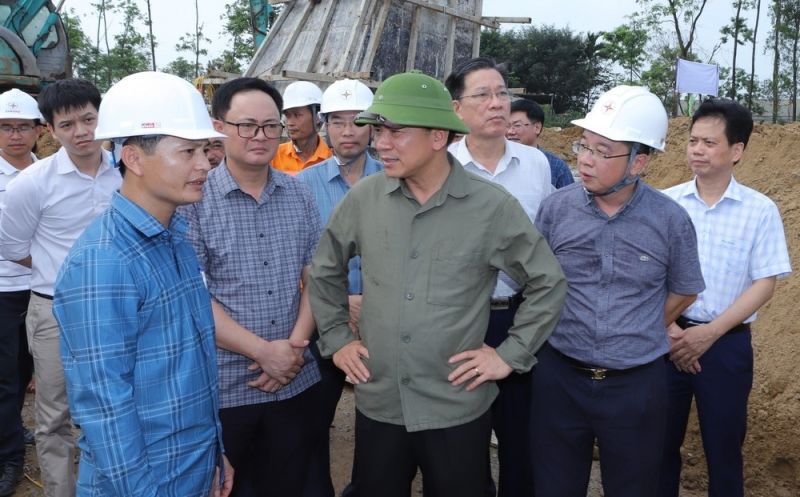 Bí thư Tỉnh ủy Đỗ Trọng Hưng kiểm tra tiến độ thi công tại vị trí móng cột 70 tại xã Nga An, huyện Nga Sơn.
