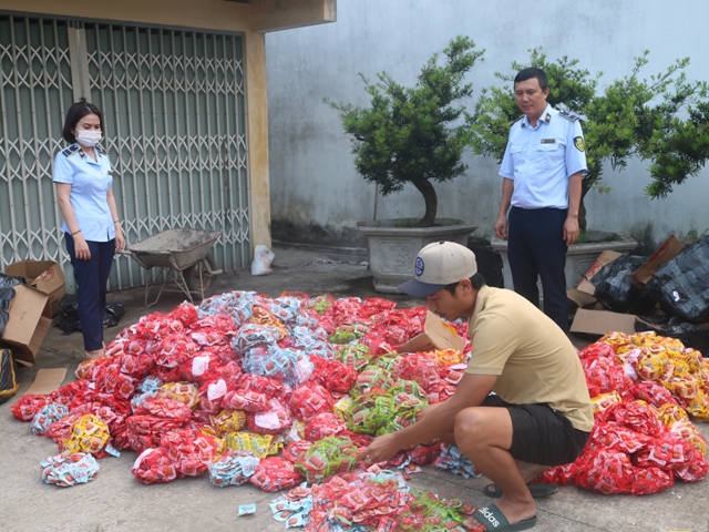 Lực lượng QLTT tỉnh Quảng Bình giám sát đối tượng vi phạm tiêu hủy tang vật.