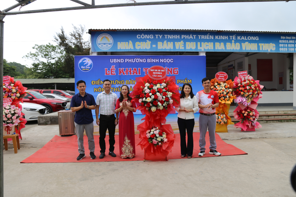 Khai trương điểm trưng bày và giới thiệu sản phẩm nông thủy sản, OCOP tại phường Bình Ngọc.