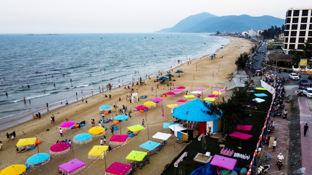 Lễ khai trương du lịch biển Hà Tĩnh năm 2024 sẽ diễn ra tối 21/4/2024 (chủ nhật) tại Quảng trường Hồ Tùng Mậu (thuộc Khu du lịch Thiên Cầm, huyện Cẩm Xuyên).