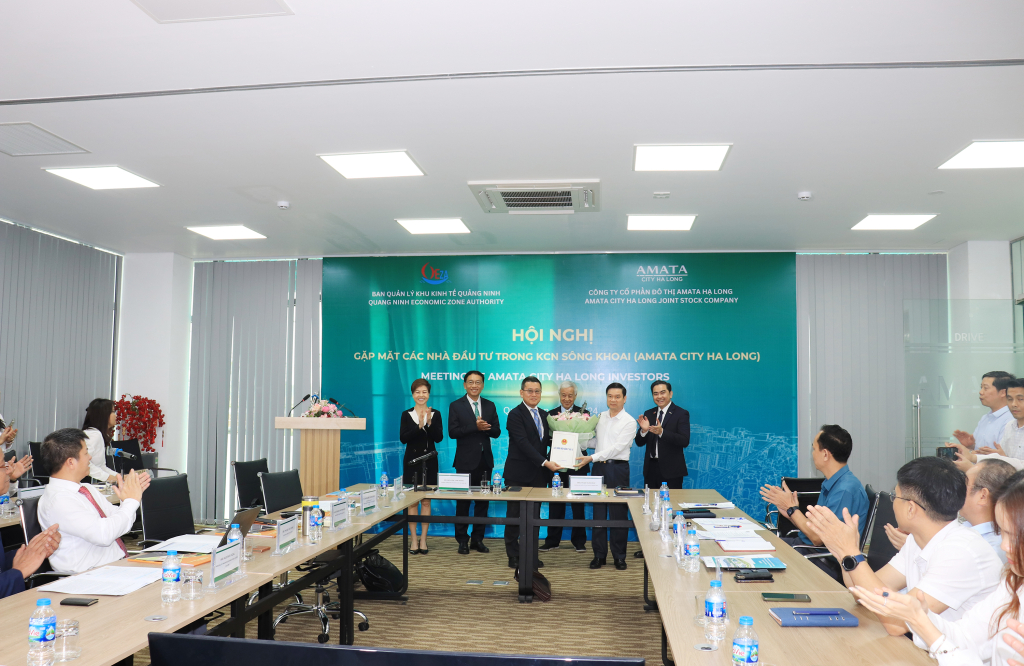 Lãnh đạo Ban Quản lý Khu Kinh tế tỉnh trao giấy chứng nhận đăng ký đầu tư cho dự án hệ thống cơ điện Yaskawa Việt Nam.