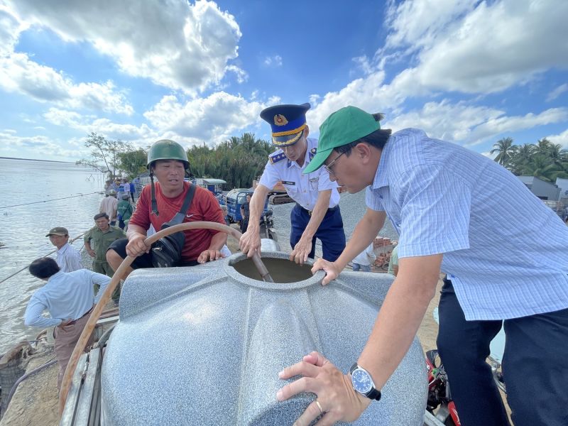 Bộ Tư lệnh Vùng cảnh sát biển 3 và Ban Dân vận Tỉnh ủy Bến Tre tổ chức chương trình hỗ trợ nước cho bà con vùng hạn mặn huyện Bình Đại.