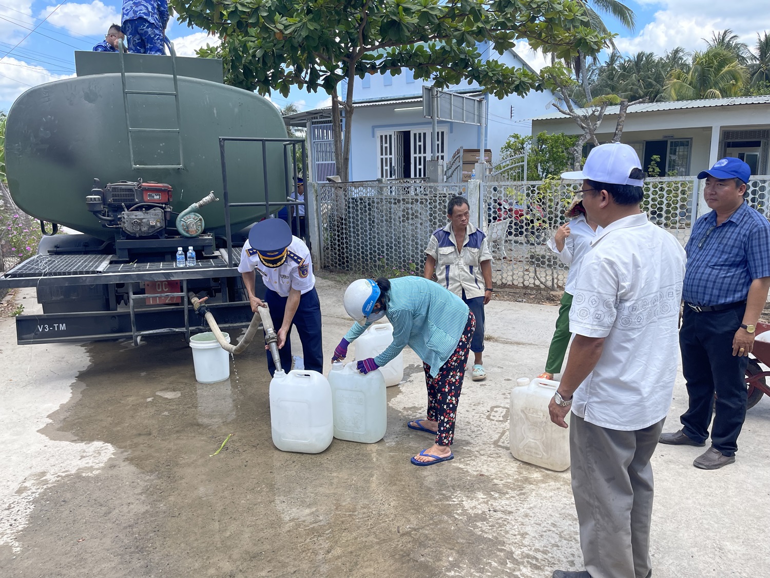 Người dân vùng hạn mặn huyện Bình Đại, Bến Tre nhận nước ngọt từ các xà lan của Vùng Cảnh sát biển 3