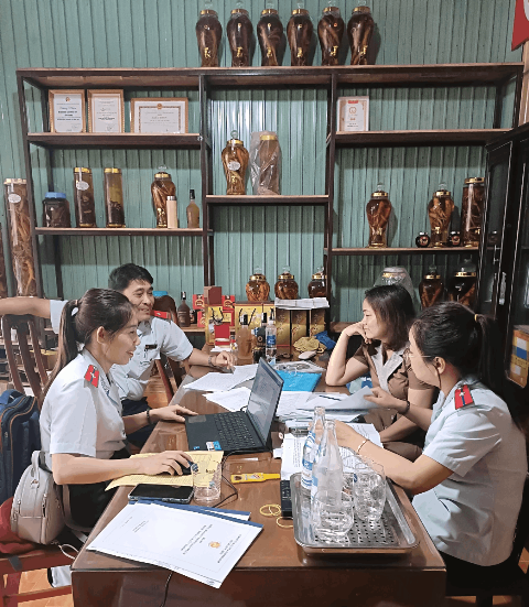 Đoàn kiểm tra thực tế tại Hộ kinh doanh Phạm Thị Lài