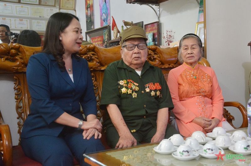 Quyền Chủ tịch nước Võ Thị Ánh Xuân hỏi thăm sức khỏe chiến sĩ Điện Biên Nguyễn Hữu Chấp.